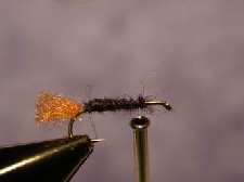 colocamos dubbing de color negro sobre la tija del anzuelo Terminator 2